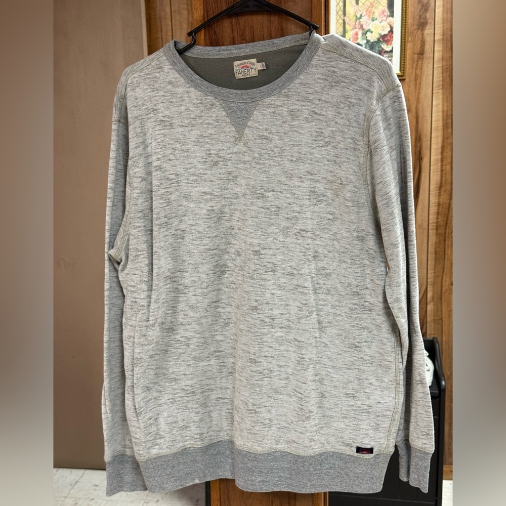 Faherty brand medium Heather Gray Men’s Crewneck light Sweatshirt Casual Comfort
